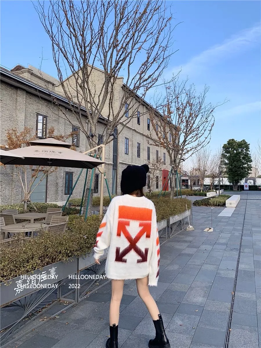 ♻️💯Upper body reference model picture❤️New top-quality proven version OFFWHITE (OW) gradient mohair striped arrow sweater hoodie gradient rendering arrow couple sweater Mohair (English Mohair; Turkish: MUKHYAR) refers to the coat of Angora goats, also known as Angora goat hair. The name comes from Turkish, meaning "the best hair". It has good elasticity, pressure resistance and special luster. It is an excellent raw material for making plush fabrics and one of the most advanced animal textile fiber raw materials in the world market. Mohair has a shape similar to long wool. The fiber surface is smooth, strong luster, high strength, good elasticity, less curl, and easy to wash. Mohair can be used in jacquard blankets, long-haired coats and high-gloss wool fabrics. Mohair sweaters from ow are released every year🛒 The same style and ever-changing colors. There is really no girl who doesn’t love it. It is super suitable for wearing under a down jacket in winter without being bulky! If the lower body is missing, their favorite os version🙋🏻‍♀️ intuitively adds natural softness and fairy beauty effect, which is the best choice! The upper body is lightweight and does not weigh down the body while keeping warm. The sleeves and the gradient arrow parts on the back are repeatedly patterned until the gradient level is satisfied before large-scale products are released. The craftsmanship is extremely demanding. Each sweater is woolen at least ten times to give it a plush, thick feel and good fluffiness! ✅ Fabric composition: 50% mohair 32 spandex 18% wool, three-level anti-pilling Color: black and white gradient Sizes Mohair is lighter and softer, so be careful not to machine wash it, not machine washable! ! emphasize! !  ⚠️Hand wash with warm water and cold water P:440